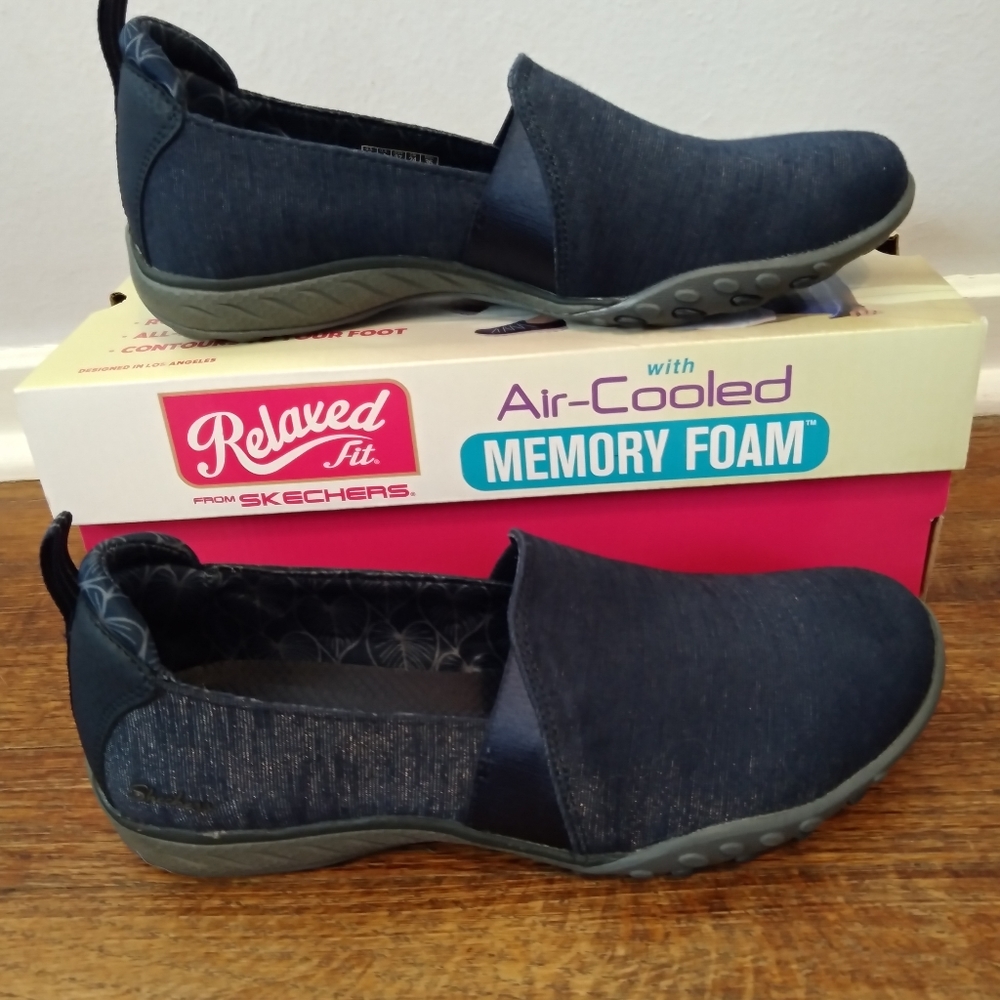 Women's Slip-on Skechers. Size 7, Navy.